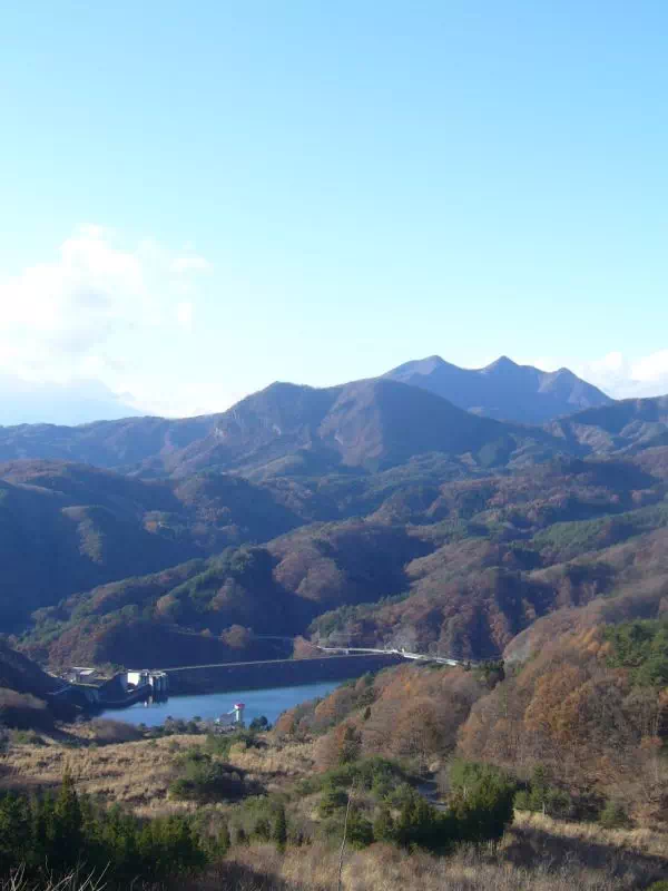 能泉湖と茅が岳