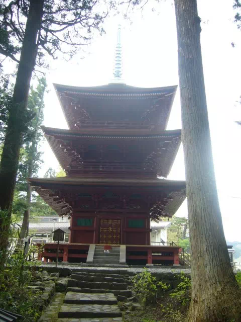 四本龍寺の三重の塔