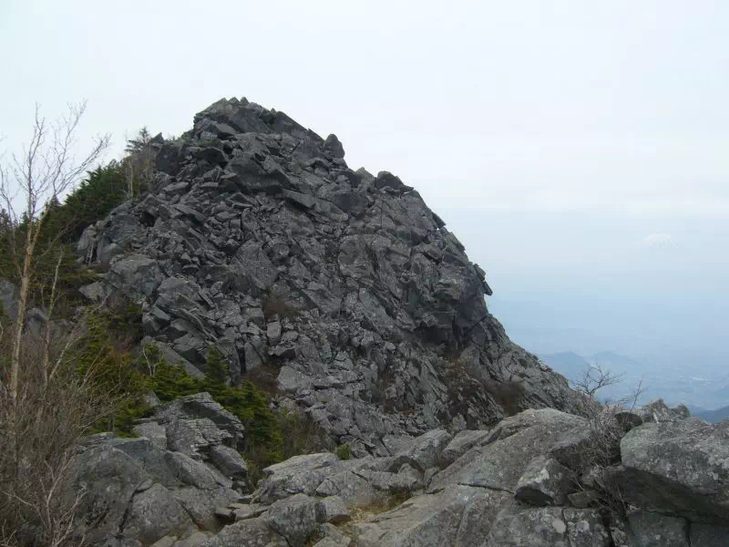 裏からみた乾徳山