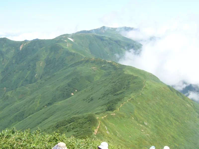 飯豊本山方面を見る 飯豊山への尾根