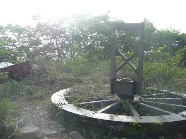 リフト鉄塔の残骸