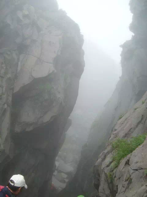 岩の隙間 岩の隙間