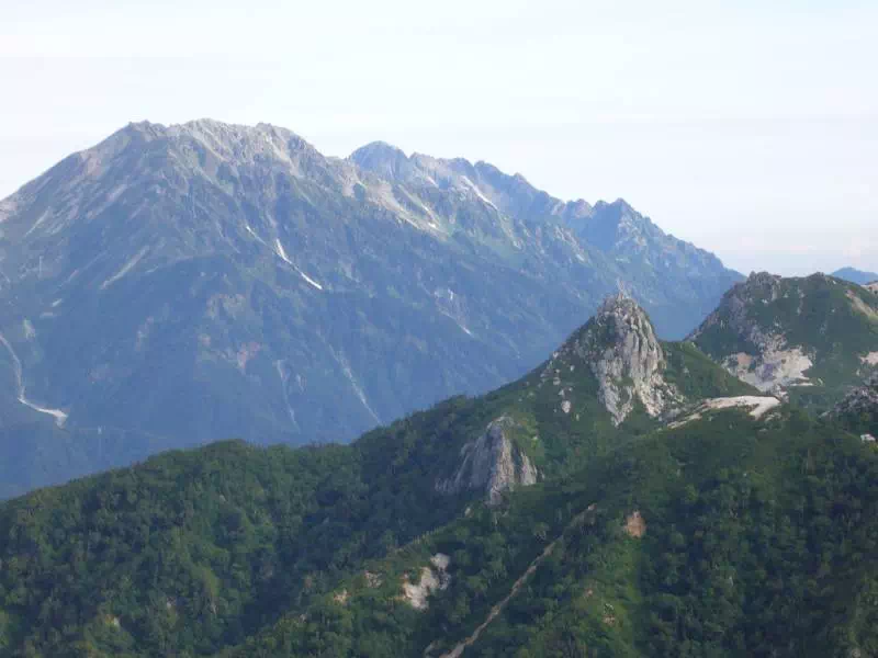 稜線からの烏帽子岳(後方は立山・雄山) 稜線からの烏帽子岳(後方は立山・雄山)