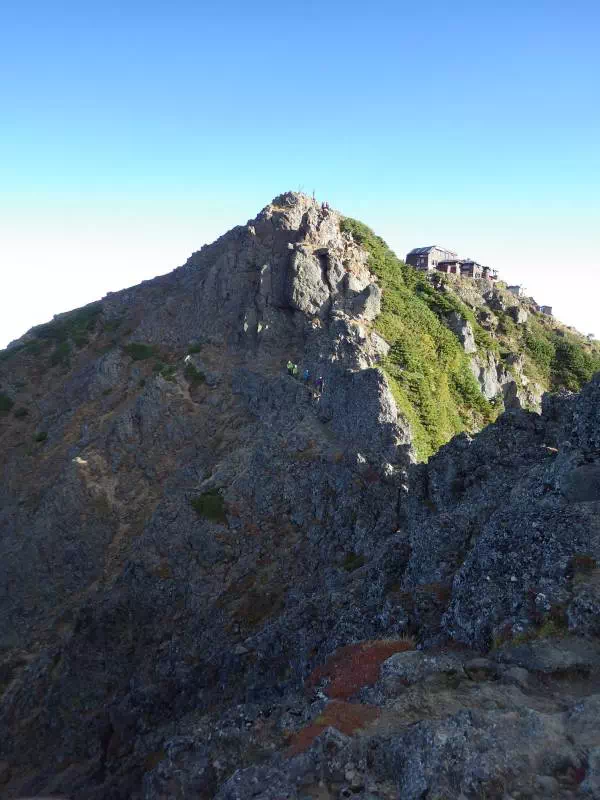 キレットから赤岳を見る キレットから赤岳を見る