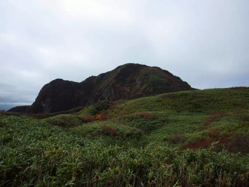 笹平から雨飾山を見る