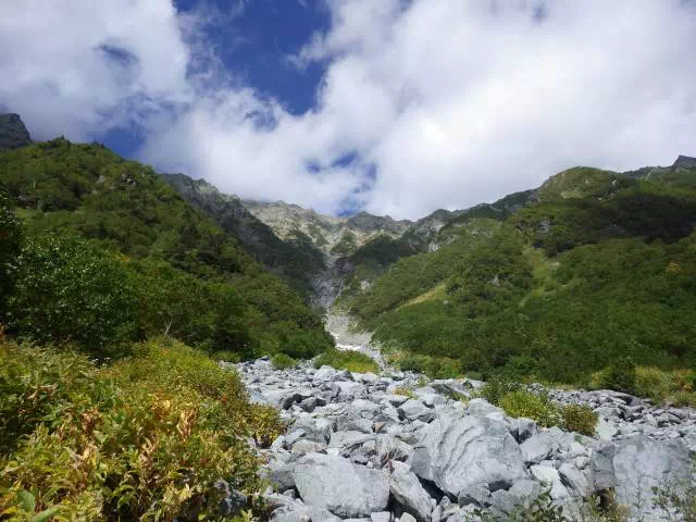 ガレから上を見る ガレから上を見る