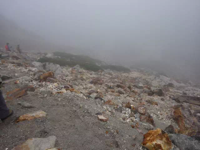 火口へ下る 火口へ下る