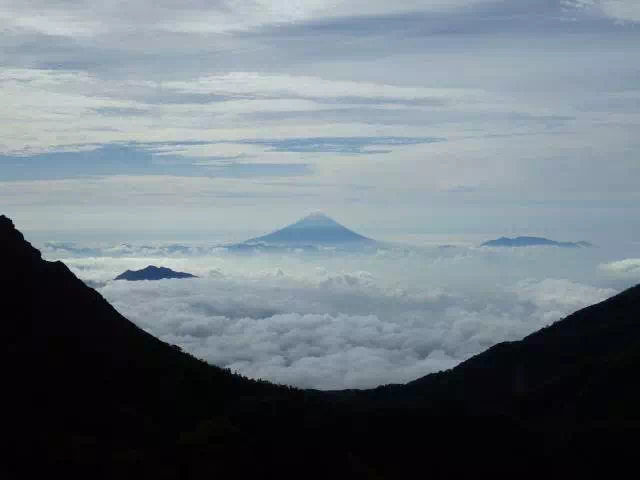 雲海上の富士山