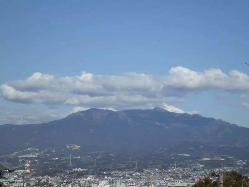 雲のかかった富士山