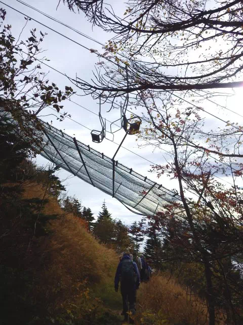 リフトをくぐる