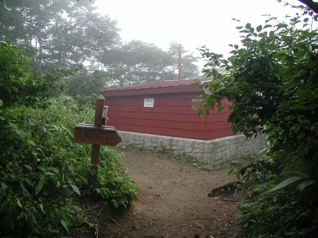 熊穴沢の避難小屋