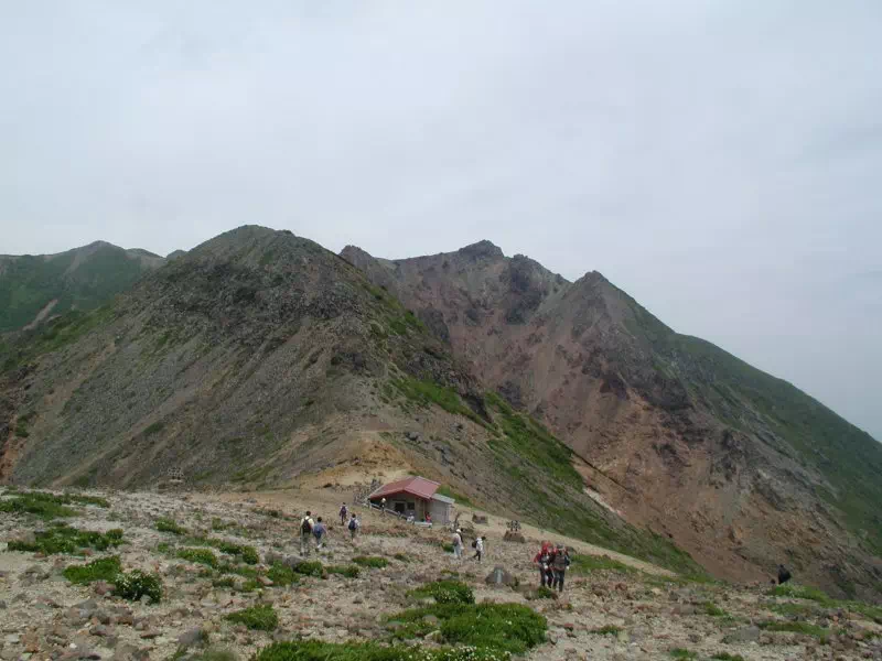 避難小屋と朝日岳