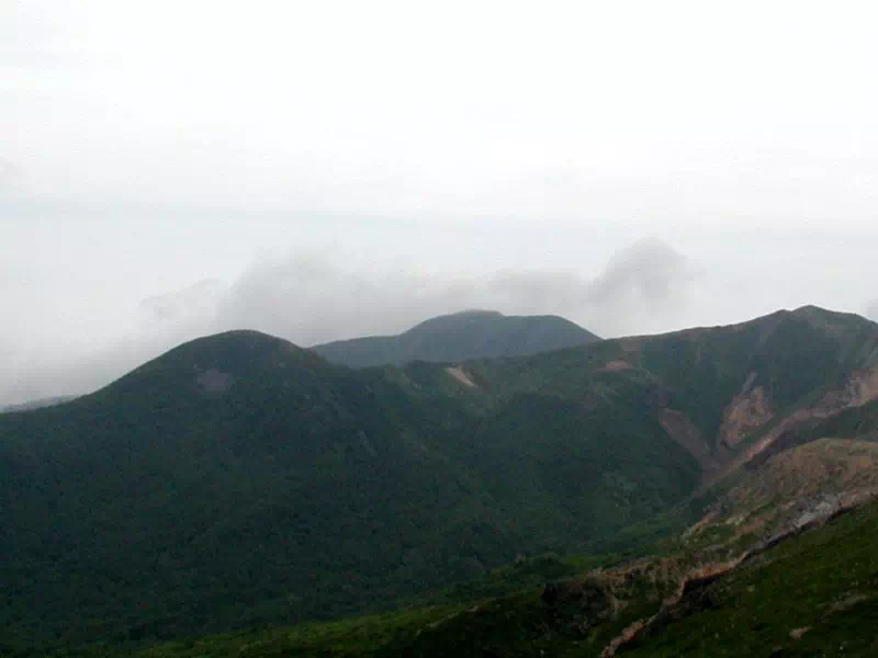 南月山方面からの三本槍岳