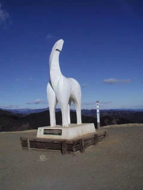 白馬の像