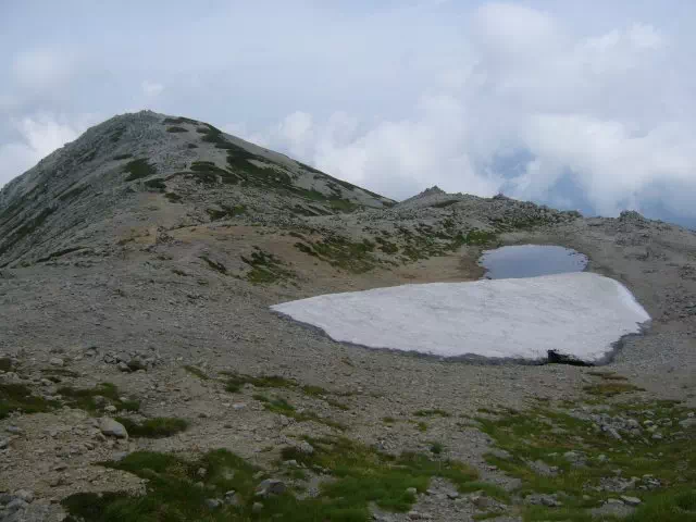 北峰と硯ケ池 北峰と硯ケ池